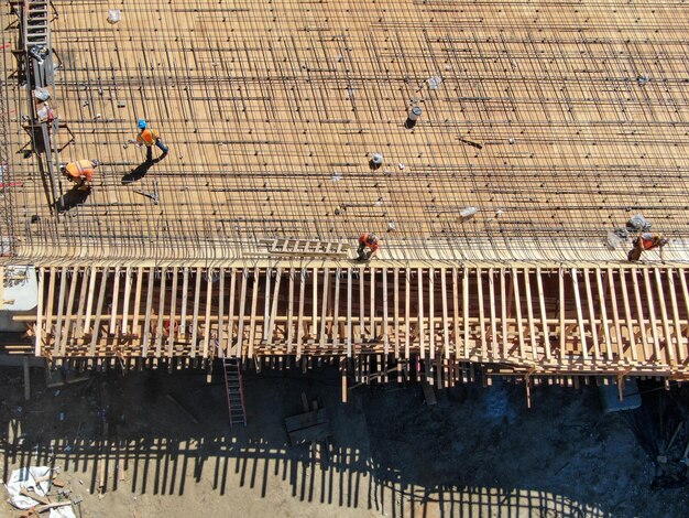 Vista aérea da construção de ponte cruzando a rodovia Califórnia EUA