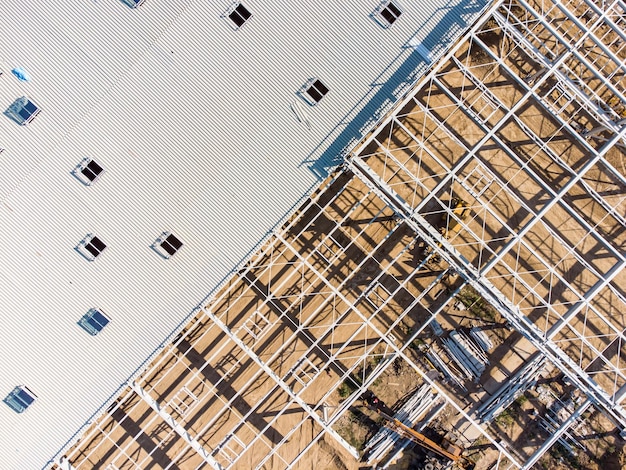 Vista aérea da construção do armazém da estrutura metálica de aço Armação do hangar moderno ou local de construção da fábrica