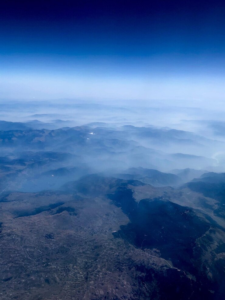 Foto vista aérea da cordilheira contra o céu