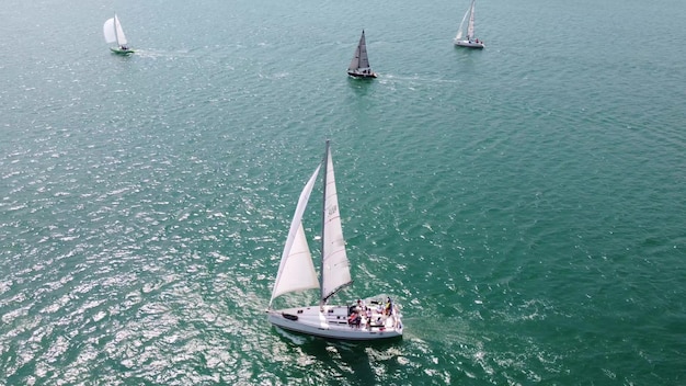 Vista aérea da corrida de regata de iates à vela no mar perto de Varna na Bulgária Mar Negro