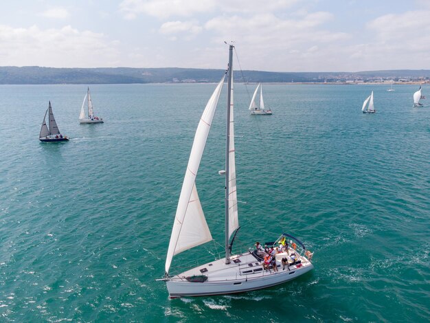 Vista aérea da corrida de regata de iates à vela no mar