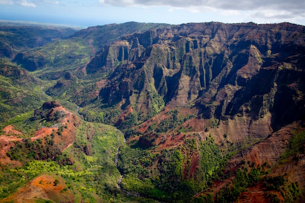 Vista aérea da costa de Na Pali em Kauai, Havaí