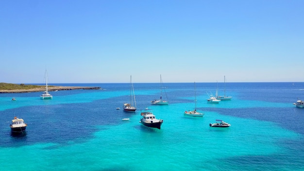 Vista aérea da costa do mar com barcos em Menorca, uma das Ilhas Baleares, localizada no mar Mediterrâneo