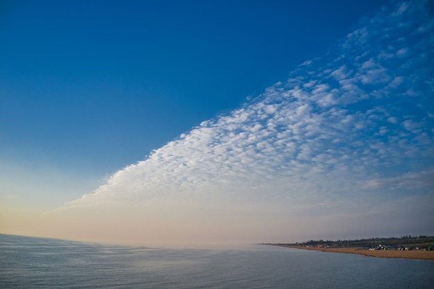 Vista aérea da costa e mar