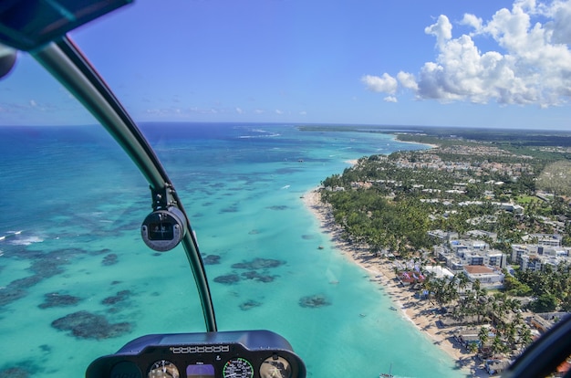 Vista aérea da costa marítima