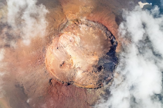 Vista aérea da cratera do vulcão Tyatya Ilha Kunashir Ilhas Curilas Rússia