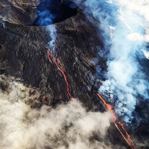 Foto vista aérea da cratera vulcânica