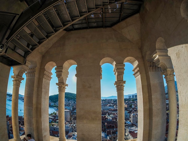 Vista aérea da Croácia dividida tirada da torre do antigo palácio da cidade do imperador romano Diocleciano