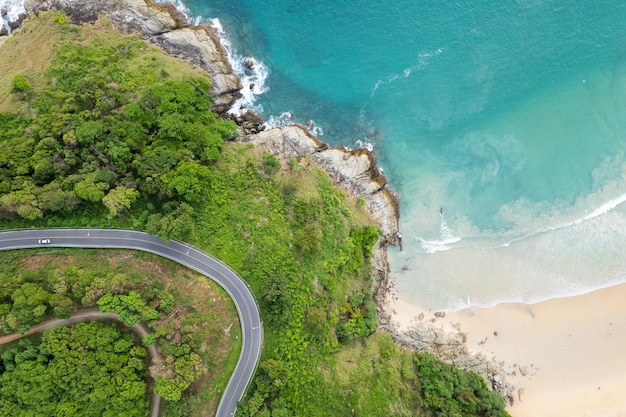 Vista aérea da curva da estrada ao longo da costa em Phuket Tailândia, belo litoral e mar aberto na temporada de verão Natureza recuperada Meio ambiente e plano de fundo de viagens