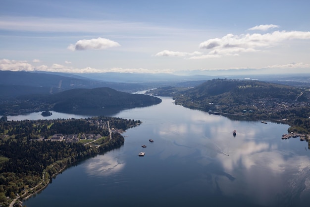 Vista aérea da Deep Cove Burnaby Mountain e da entrada em Vancouver