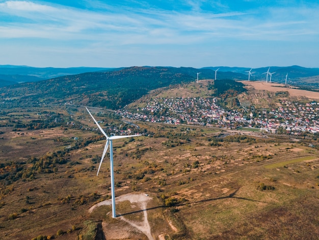 Vista aérea da energia verde da usina elétrica da turbina eólica