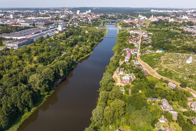 Vista aérea da enorme ponte entre dois bancos e áreas urbanas