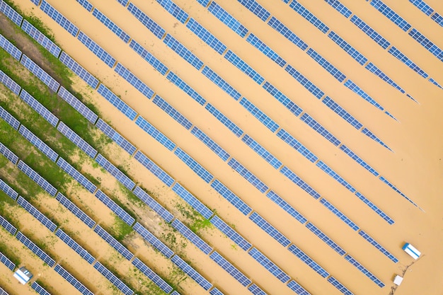 Vista aérea da estação de energia solar inundada com água suja do rio na estação das chuvas.