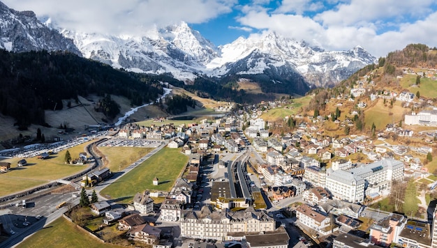 Vista aérea da estação de esqui de Engelberg, nos Alpes suíços, com picos nevados