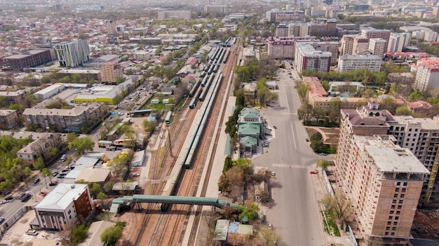 Vista aérea da estação ferroviária com vagões ferroviários
