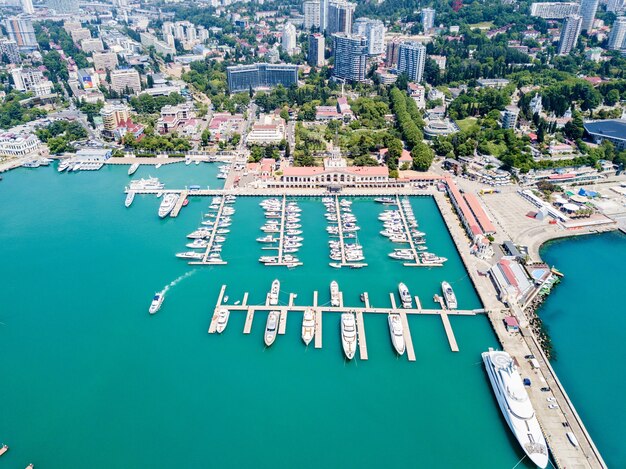 Vista aérea da estação marítima - porto marítimo de Sochi, Krasnodar Krai, Rússia.