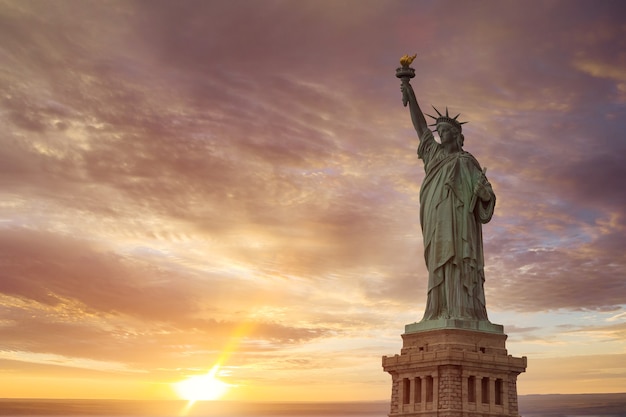 Foto vista aérea da estátua da liberdade ao nascer do sol na cidade de nova york, eua