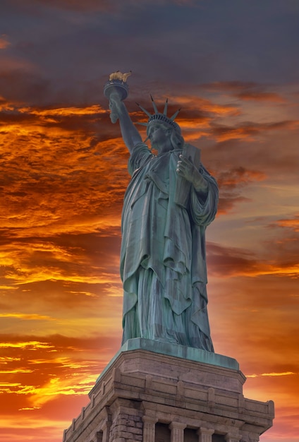 Vista aérea da estátua da liberdade ao pôr do sol na cidade de nova york, eua.