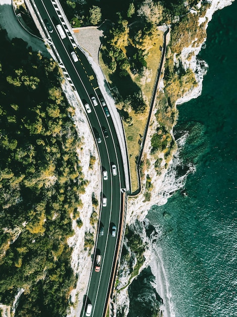 Vista aérea da estrada ao longo do oceano ou mar na Itália