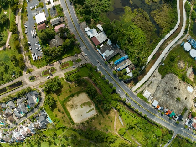 Vista aérea da estrada com a aldeia na temporada de verão vista superior dos telhados das casas vista de pássaro das estradas