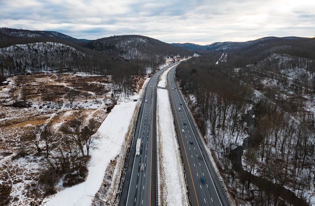 Vista aérea da estrada com bosque nevado