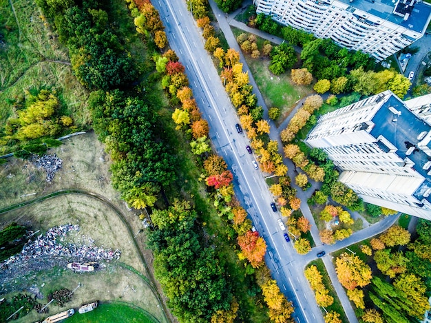 Foto vista aérea da estrada da cidade de outono de cima