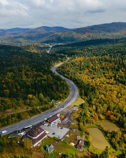 Vista aérea da estrada de autódromo nas montanhas dos Cárpatos do outono
