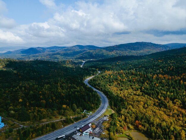 Vista aérea da estrada de autódromo nas montanhas dos Cárpatos do outono