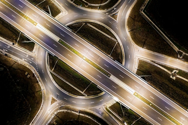 Foto vista aérea da estrada de interseção da rodovia urbana à luz da noite