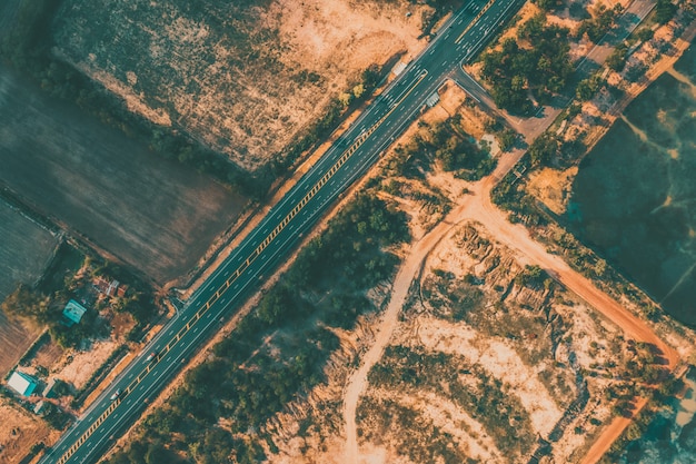 Foto vista aérea da estrada e meio ambiente área agrícola na zona rural