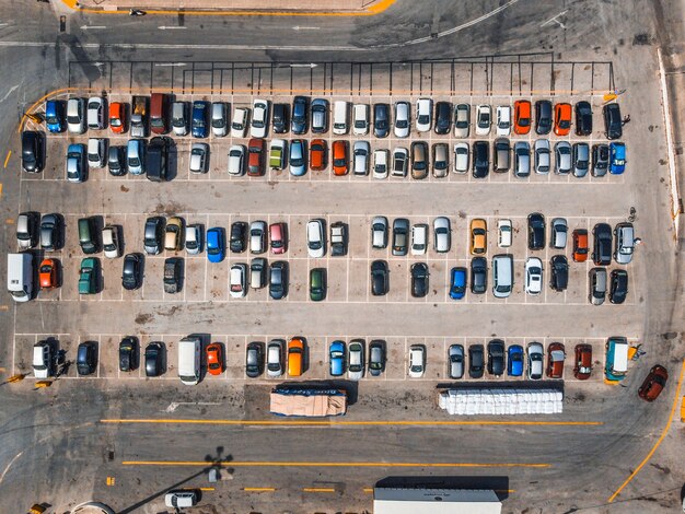 Vista aérea da estrada, edifícios e carros estacionados no estacionamento em um dia ensolarado