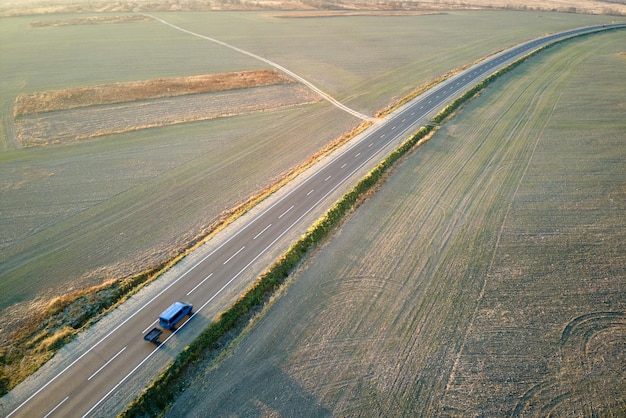 Vista aérea da estrada interurbana com carro de condução rápida turva ao pôr do sol Vista superior do drone do tráfego rodoviário à noite