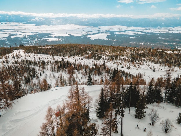 Vista aérea da estrada nevada nas montanhas tatra