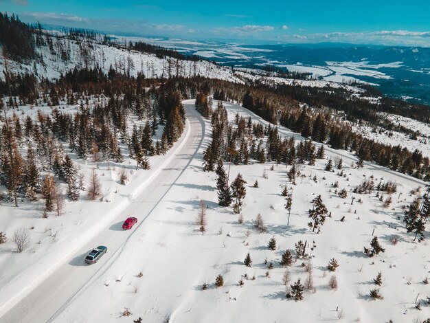 Vista aérea da estrada nevada nas montanhas tatra