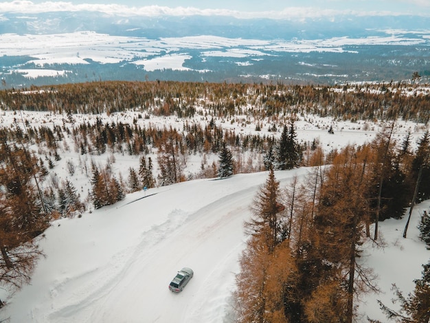 Vista aérea da estrada nevada nas montanhas tatra