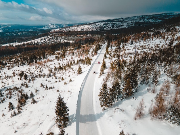 Vista aérea da estrada nevada nas montanhas tatra