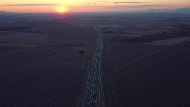 Vista aérea da estrada rodoviária ao pôr do sol no outono Vista superior do drone da estrada