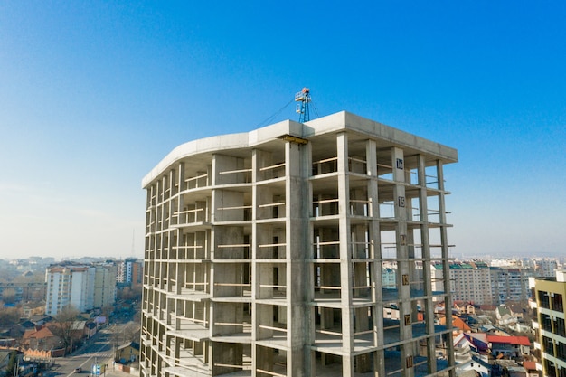 Vista aérea da estrutura de concreto do prédio alto em construção em uma cidade