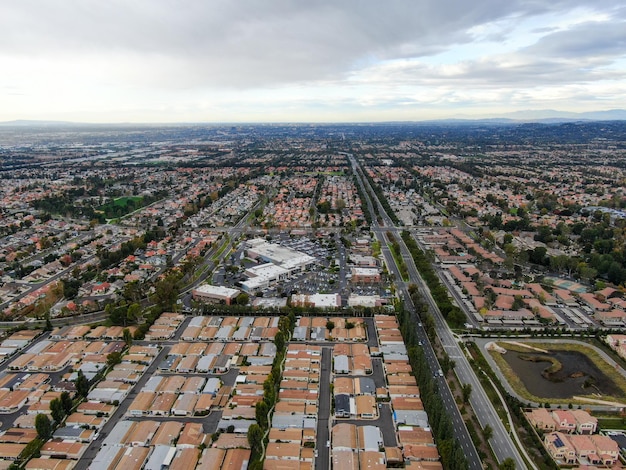 Vista aérea da expansão urbana Bairro de casas suburbanas com subdivisão de estradas