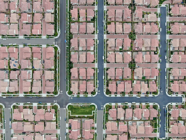 Vista aérea da expansão urbana Bairro de casas suburbanas com subdivisão de estradas