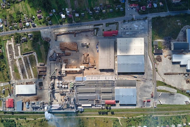 Vista aérea da fábrica com alta estrutura de manufatura da planta. Produção global e conceito de manufatura.