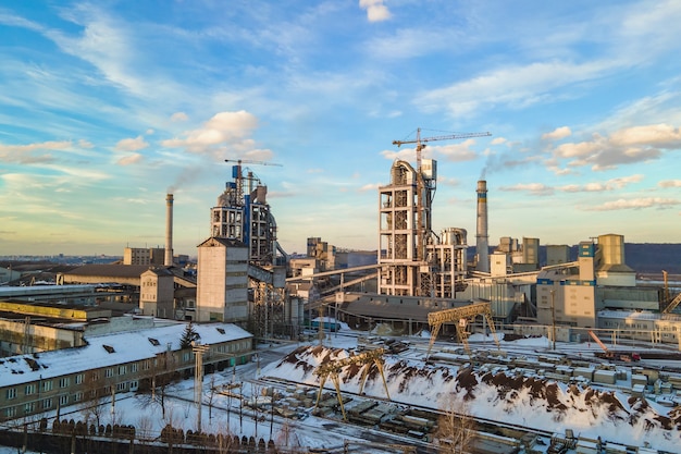 Vista aérea da fábrica de cimento com alta estrutura fabril na área de produção industrial.