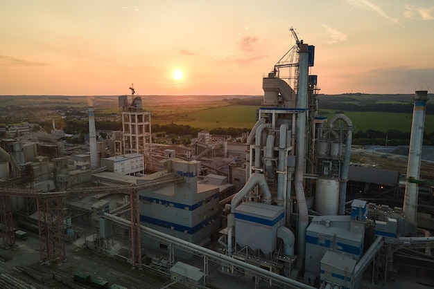 Vista aérea da fábrica de cimento com estrutura de planta de concreto alto e guindaste de torre no local de produção industrial Fabricação e conceito de indústria global