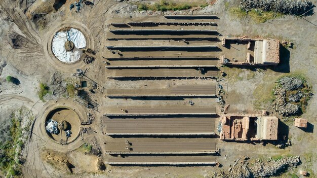 Vista aérea da fábrica de tijolos de lama.
