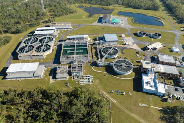 Vista aérea da fábrica de tratamento de água na instalação de limpeza de águas residuais da cidade processo de purificação de remoção de produtos químicos indesejáveis sólidos suspensos e gases de líquido contaminado