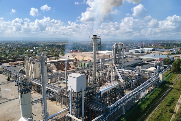 Vista aérea da fábrica petroquímica de refino de petróleo e gás com estrutura de fabricação de planta de alta refinaria Produção global e conceito de fabricação