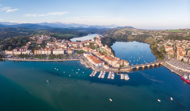 Vista aérea da famosa cidade turística de San Vicente de la Barquera em um dia ensolarado na Espanha