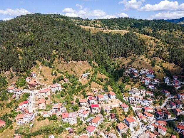 Vista aérea da famosa estação de esqui búlgara de Chepelare, na Bulgária