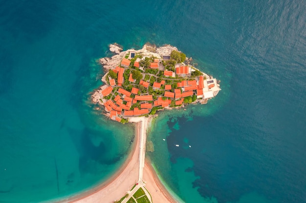 Vista aérea da famosa ilha de Sveti Stefan, resort luxuoso em Montenegro