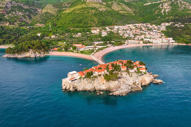 Vista aérea da famosa ilha de Sveti Stefan, resort luxuoso em Montenegro